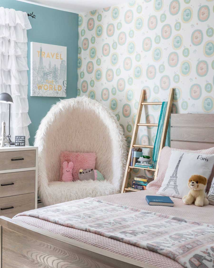 wallpaper accent in girl's bedroom