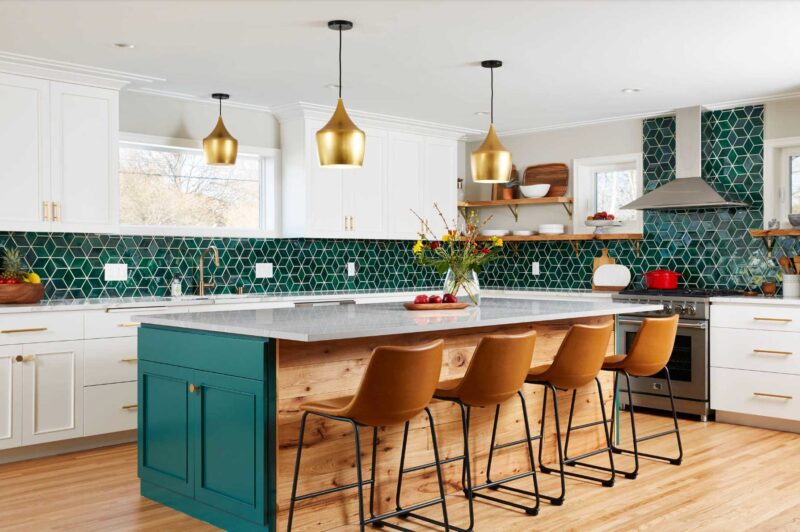 white and gold kitchen with alexandrite backsplash